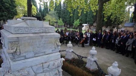 Todas las fotos de las visitas a los cementerios navarros en el Día de Todos los Santos