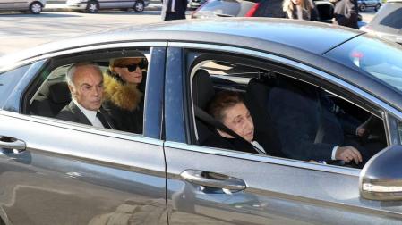 Los reyes, Felipe VI y doña Letizia, junto a don Juan Carlos y doña Sofía, han asistido este viernes al entierro de la infanta Pilar de Borbón en el cementerio de San Isidro de Madrid.
