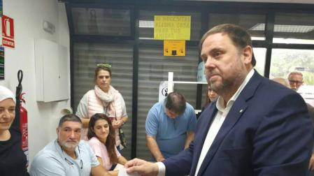 Momento en el que Oriol Junqueras, vicepresidente de la Generalitat, ha acudido a depositar su voto en un colegio habilitado para el referéndum catalán.