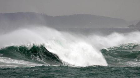 Las olas rompían este jueves con fuerza contra la costa de la ciudad de A Coruña.