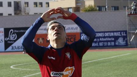 El Chimy Ávila celebra el segundo gol de Osasuna contra el Haro Deportivo.