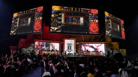 Los jugadores del equipo europeo "Fanatic" (d) se enfrentan al equipo chino "FunPlus Phoenix" (i), durante los cuartos de final del campeonato mundial de League of Legends en Madrid