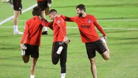 Los jugadores del Atlético de Madrid, el delantero portugués Joao Félix, el defensa español Mario Hermoso y el defensa brasileño Felipe Augusto participan este sábado en el entrenamiento del equipo en la Ciudad Deportiva Al Ahli en Yeda, Arabia Saudí, donde este domingo se disputará la final de la Supercopa, un derbi en toda regla que sitúa frente a frente al Real Madrid y el Atlético Madrid.