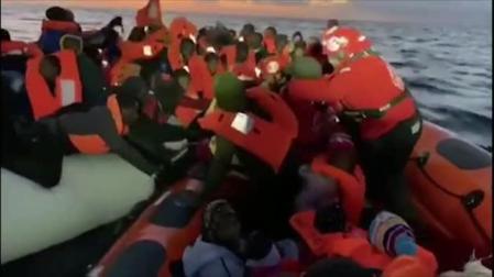 El Open Arms rescata a 120 personas a punto de ahogarse en dos barcazas de goma