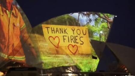 La Ópera de Sídney se ilumina en honor a los bomberos que luchan contra los incendios