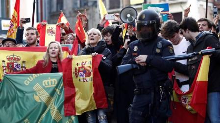 La concentración convocada este domingo por la plataforma 'España Existe' en la plaza del Ayuntamiento de Pamplona ha derivado en momentos de tensión al acercarse hasta el lugar alrededor de un centenar de personas que participaban en una movilización antifascista.