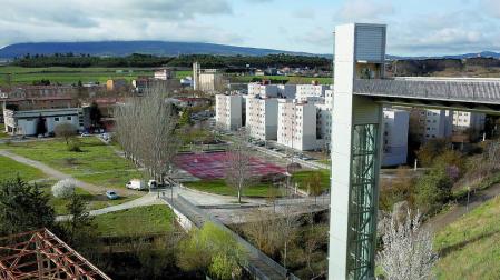 Echavacoiz sur con los cambios de los últimos años: las fachadas del grupo Urdánoz rehabilitadas y el ascensor.
