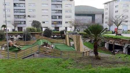 Un parque infantil con pista deportiva se ha hundido sobre el aparcamiento subterráneo de una urbanizaciónde Santander,