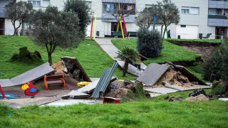 Un parque infantil con pista deportiva se ha hundido sobre el aparcamiento subterráneo de una urbanizaciónde Santander,