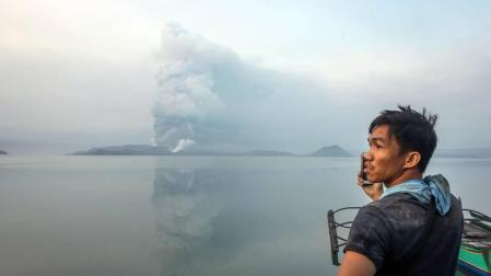 El volcán Taal de Filipinas comienza a escupir fuentes de lava ante una "inminente erupción peligrosa"