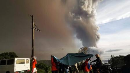 El volcán Taal de Filipinas comienza a escupir fuentes de lava ante una "inminente erupción peligrosa"