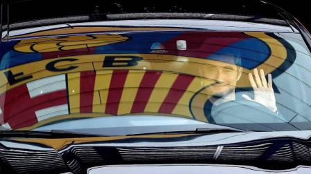 El entrenador del FC Barcelona, Ernesto Valverde, sale de la ciudad deportiva Joan Gamper tras el entrenamiento del equipo.