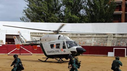Todas las secciones en activo de la Guardia Civil en Navarra participaron este domingo en una exhibición en la plaza de toros de Estella, para conmemorar el 175 aniversario de su fundación.