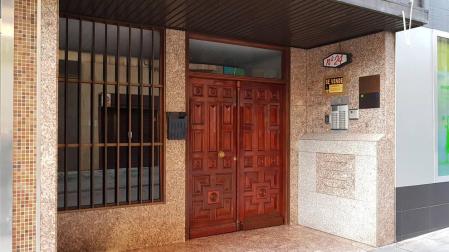 Vista del portal del domicilio donde se han encontrado los dos cadáveres en Puertollano
