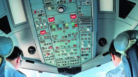 Interior de la cabina de un avión con dos pilotos