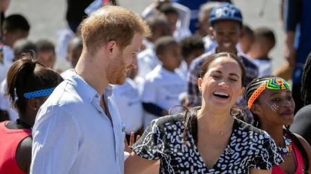 Los duques de Sussex comenzaron este lunes en Sudáfrica su primer viaje oficial en familia desde el nacimiento de su hijo Archie.