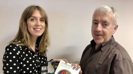 Entrega del lote de libros al suscriptor de Diario de Navarra Alberto Garayoa.