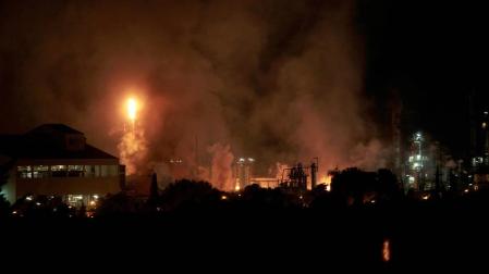 Cuatro heridos en una fuerte explosión en una planta petroquímica de Tarragona
