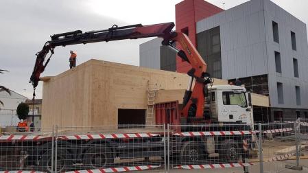 Imagen de las obras de construcción del futuro salón de actos, con el actual centro cívico al fondo.