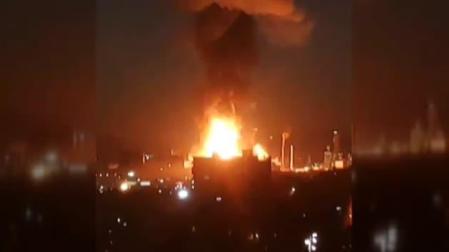 Los bomberos trabajan en la extinción del incendio en la petroquímica de Tarragona