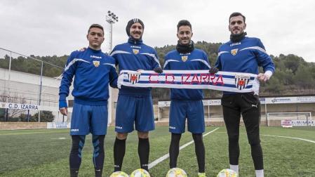 Los nuevos fichajes del Izarra para la segunda vuelta, de izquierda a derecha, Javi Gómez, Yoel Sola, Óscar Arroyo y Markel Areitio, este miércoles, en Merkatondoa, antes del entrenamiento.
