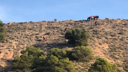 Los equipos de rescate, en la ladera donde sufrió el accidente el pamplonés fallecido.