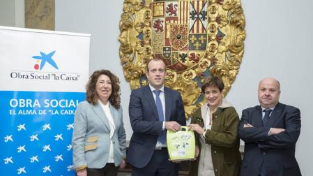 CaixaBank entrega al Ayuntamiento de Pamplona cuatro desfibriladores