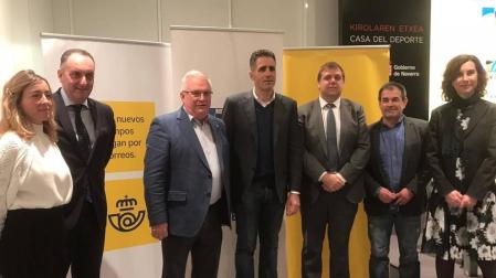 Asistentes al acuerdo de colaboración entre la Fundación Miguel Induráin y Correos
