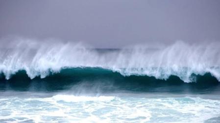 El mar desata su fuerza en Cantabria con olas de 10 metros