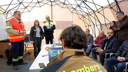 El conseller Miquel Buch (d) y Albert Ventosa, coordinador y responsable del dispositivo de bomberos (i) atienden a los medios de comunicación en el centro de coordinación avanzado desde donde ha informado de la evolución de los trabajos que se realizan en la petroquímica de Tarragona.