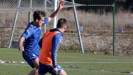 Iñigo Pérez disputa un balón en el entrenamiento de este miércoles