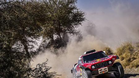 Carlos Sainz, camino de conseguir su tercer Dakar al ganar la décima etapa