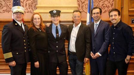 Bruce Springsteen posa junto a su esposa Patti Scialfa e hijos, tras la graduación de su hijo menor Sam como bombero