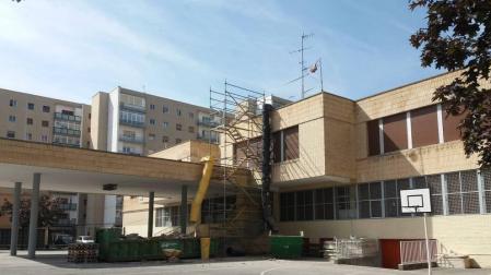 En el colegio público García Galdeano, en Orvina, se realizan obras de mejora en la cubierta y también reformas en los baños.