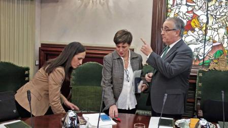 María Echávarri, Ana Elizalde y el alcalde Enrique Maya (NA+), momentos antes de iniciarse la sesión de este jueves, la primera de 2020.