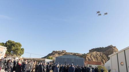 Asistentes a la celebración de la Virgen de Loreto del año pasado en el acuartelamiento de Bardenas ven pasar tres aviones.