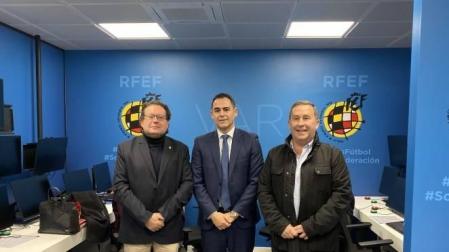 Miguel Cuesta, Carlos Velasco Carballo y Rafa del Amo, este jueves en la Federacíón Española de Fútbol.
