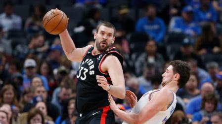 Marc Gasol defiende un balón en un partido de los Toronto Raptors