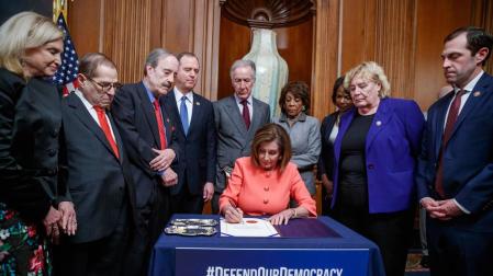 La presidenta de la Cámara de Representantes de EE UU, Nancy Pelosi, en el momento de la firma del pliego de cargos.