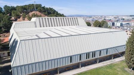 Imagen general de la cubierta del polideportivo Ciudad de Tudela, que ahora se va a reparar.