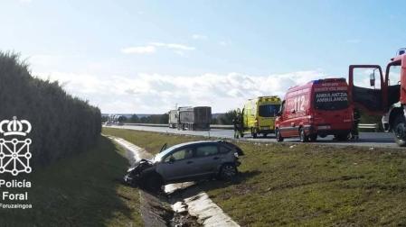 Estado en el que ha quedado el coche tras salirse de la vía y volcar en la AP-15 en Tafalla