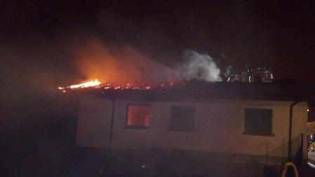 Un intoxicado por inhalación de humo en el incendio de una vivienda en Ilurdotz