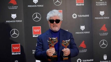 El director de cine Pedro Almodóvar posa con los premios Feroz recibidos por 'Dolor y gloria'