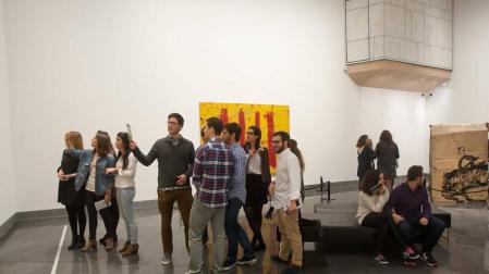 Visitantes en la sala Tàpies del Museo Universidad de Navarra