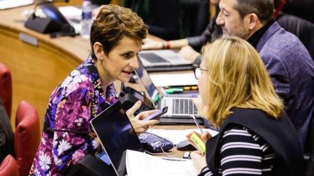 Foto de María Chivite conversando con Arantza Biurrun.