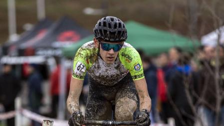 Igor Arrieta, en un tramo de barro del circuito de Pamplona.