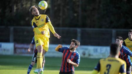 Un jugador del Izarra cabecea el balón en el partido de este sábado ante el Leioa.