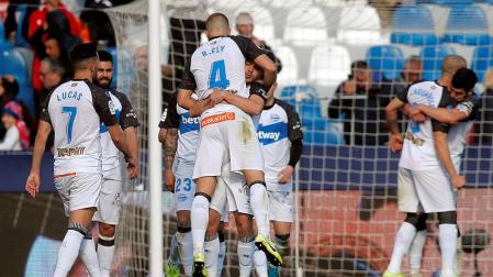 Los jugadores del Deportivo Alavés celebran la victoria tras finalizar el partido ante el Levante.