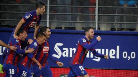 El centrocampista del Eibar Edu Expósito celebra su gol, segundo del equipo ante el Atlético de Madrid, durante el partido de la jornada 20 de LaLiga Santander de fútbol que se disputad este sábado en el estadio de Ipurua, en Eibar.
