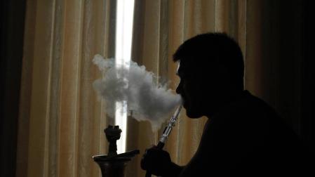Una persona fuma con cachimba.